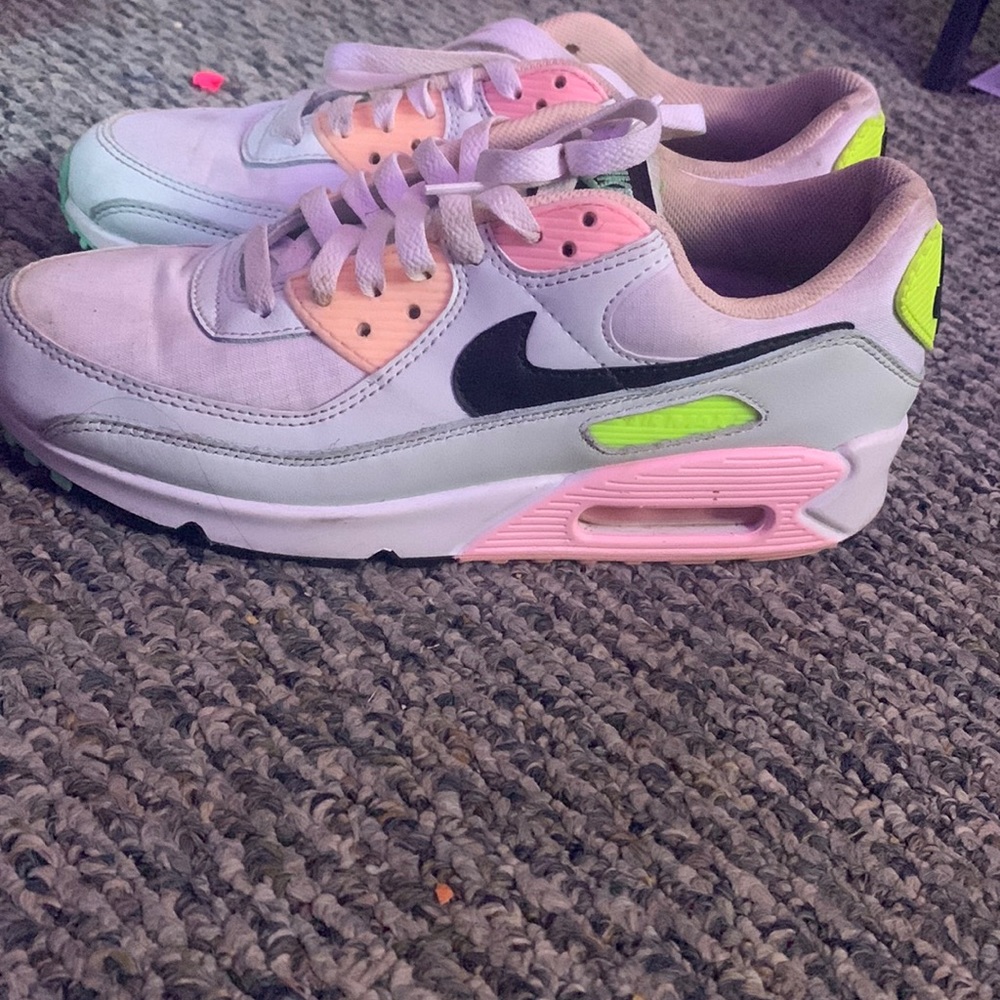 Nike Air Max 90
White Volt Green Glow